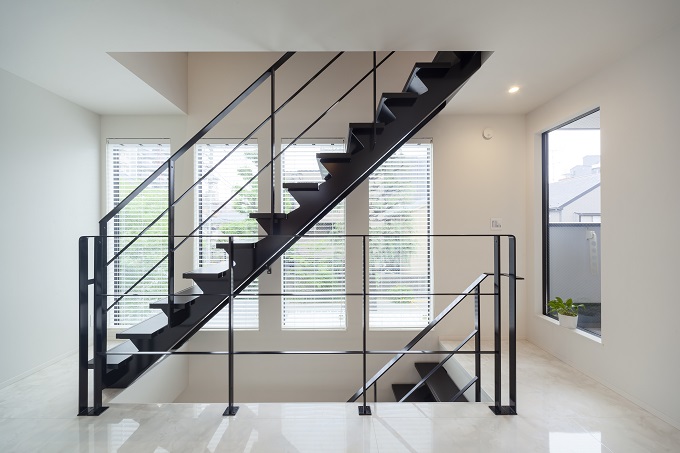 家の主役とも言えるスケルトン階段はシックでモダンな印象を空間に与える